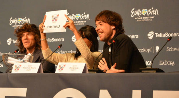 Si sales en la primera mitad y llevas una canción floja, despídete de quedar medio bien.